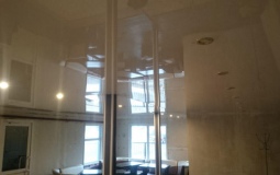 Белый глянцевый потолок для кухни с точечными светильниками