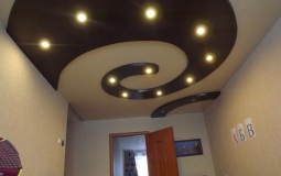 Бело-коричневый двухуровневый потолок для гостиной с точечным светильниками