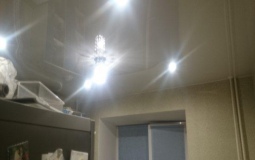 Белый глянцевый потолок для кухни со светильниками