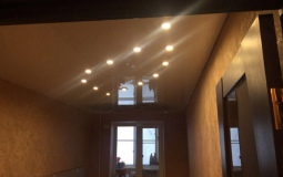 Белый глянцевый потолок с точечными светильниками для спальни