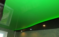 Черно-зеленый двухуровневый потолок для спальни